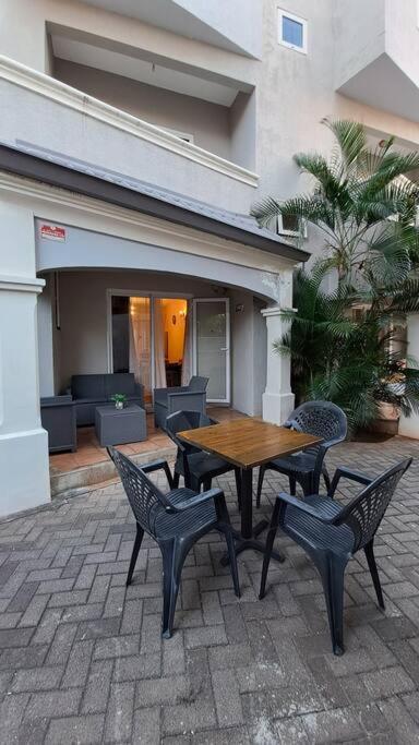 Sunshine Luxurious Villa:4 Mins Walk From Beach Flic en Flac Exterior photo